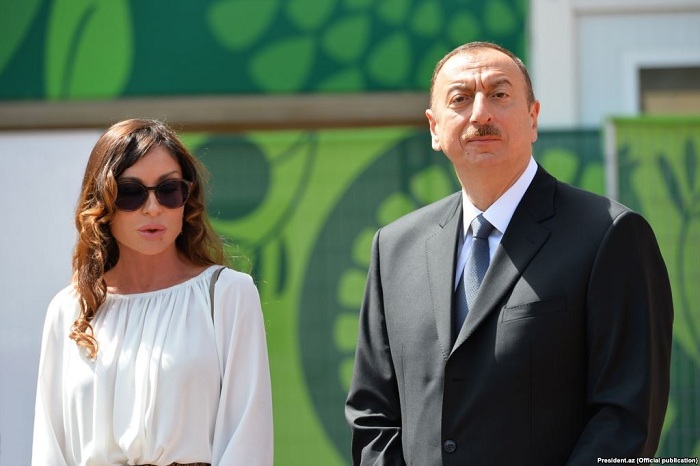 Ильхам Алиев и его супруга на открытии автодороги Гала-Пираллахи